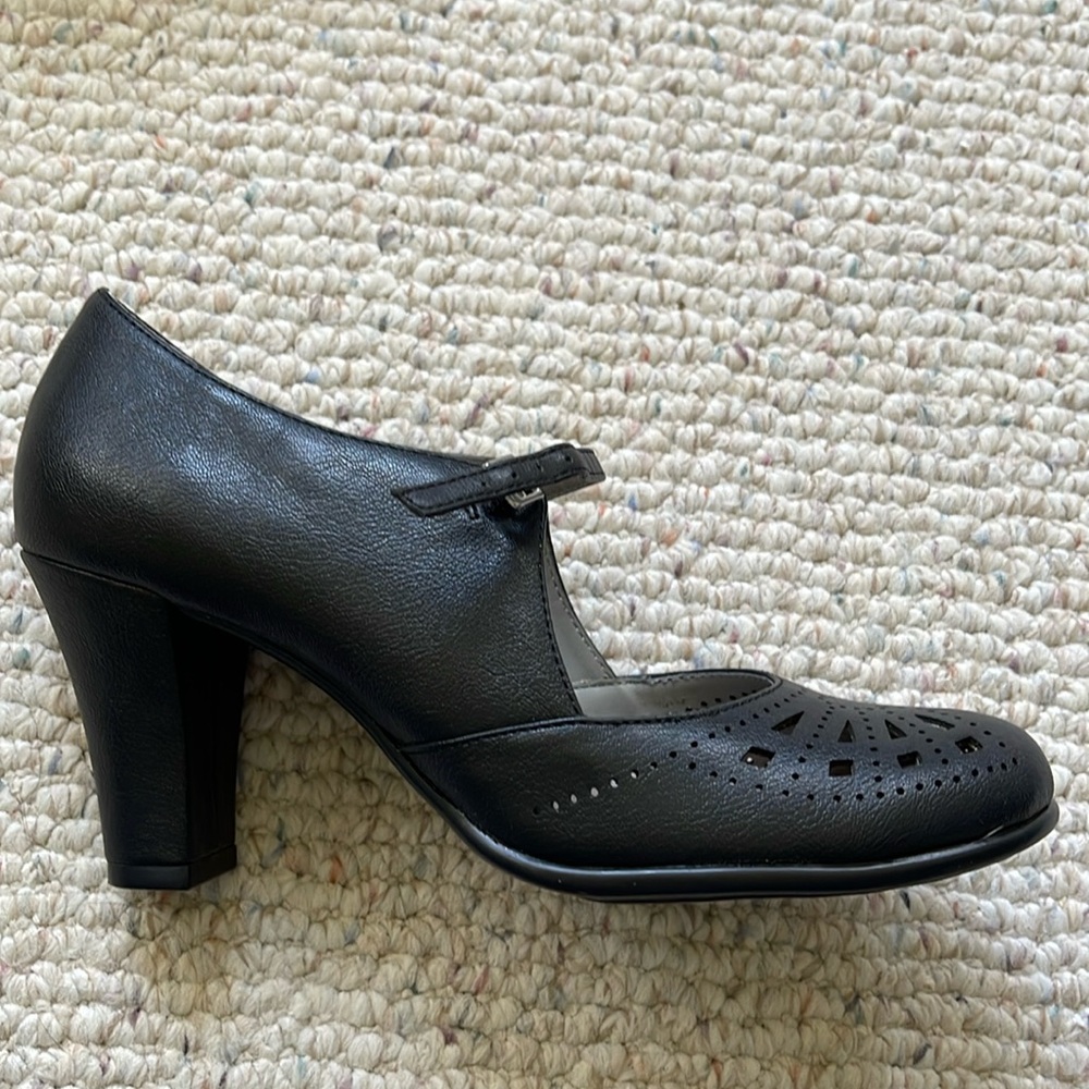 One pair of Aerosoles Role of Fate Heel Black Shoes 7.5 - Picture 8 of 11
